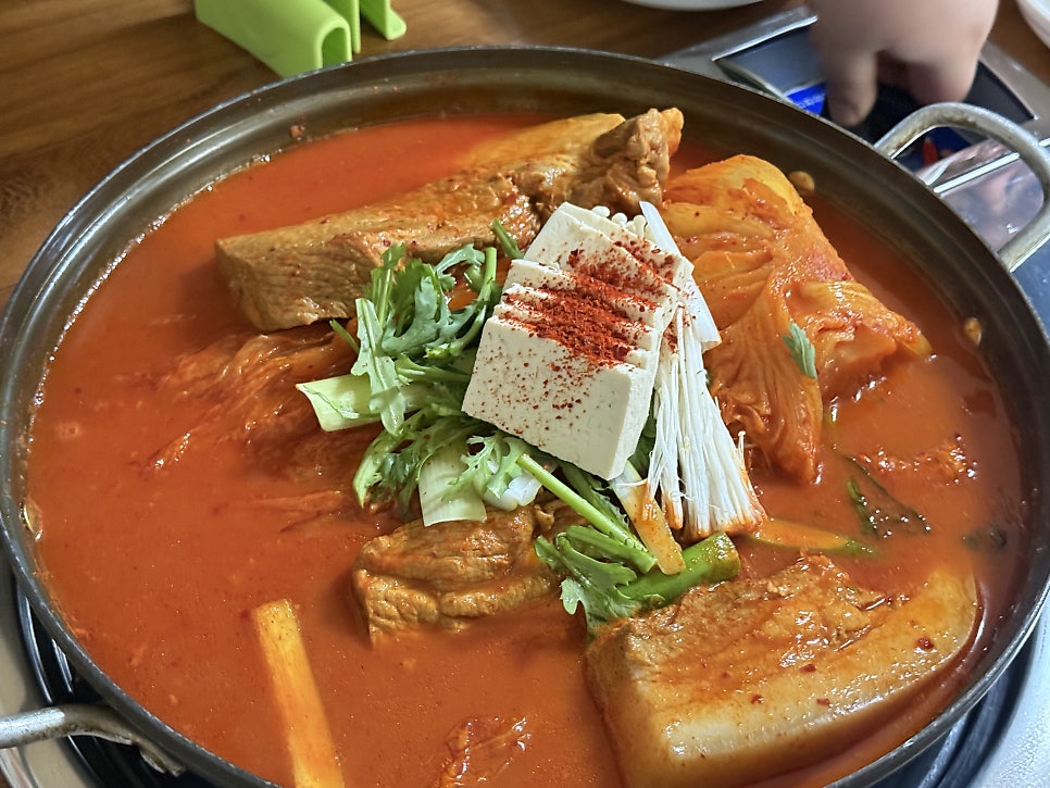 The pot of kimchi stew arriving at the table