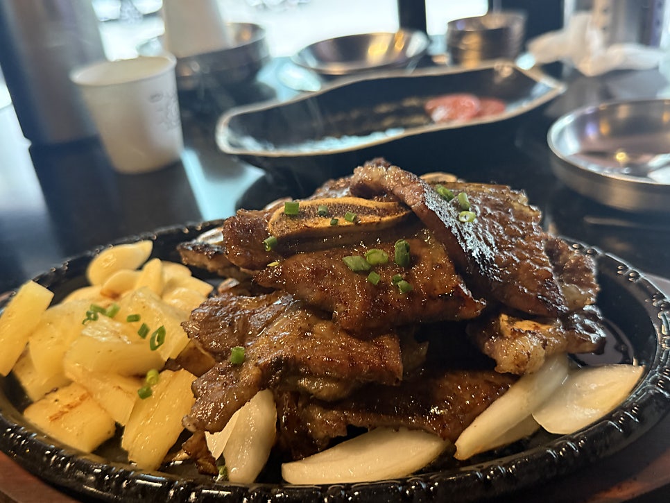 LA galbi served on a hot iron plate