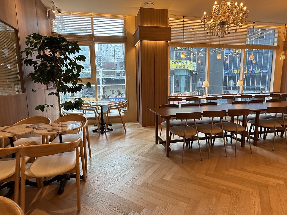 Daytique Coffee, Yeongdeungpo: A Chandelier Café with My All-Time Favorite Salt Bread