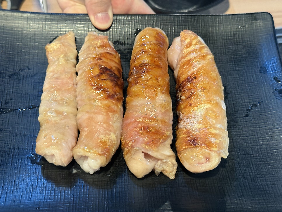 Whole pre-grilled makchang on the plate