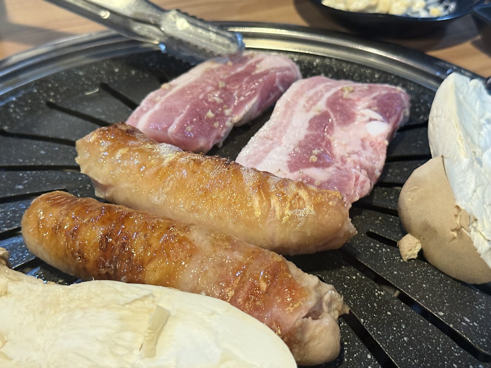 Makchang browning on the table grill