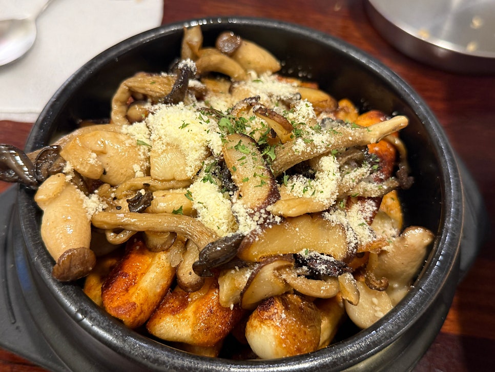 Garlic oil tteokbokki with mushrooms and parmesan