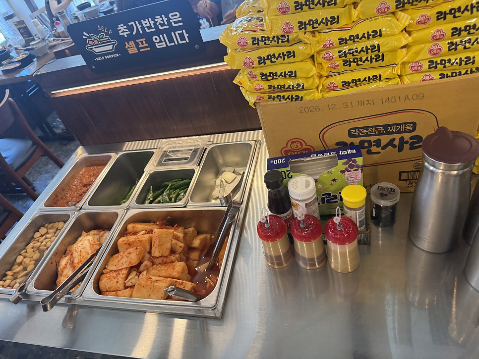 Self-service side dish bar