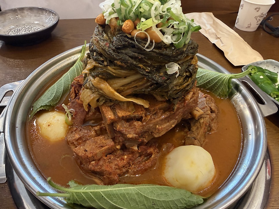 Small gamjatang arriving at the table