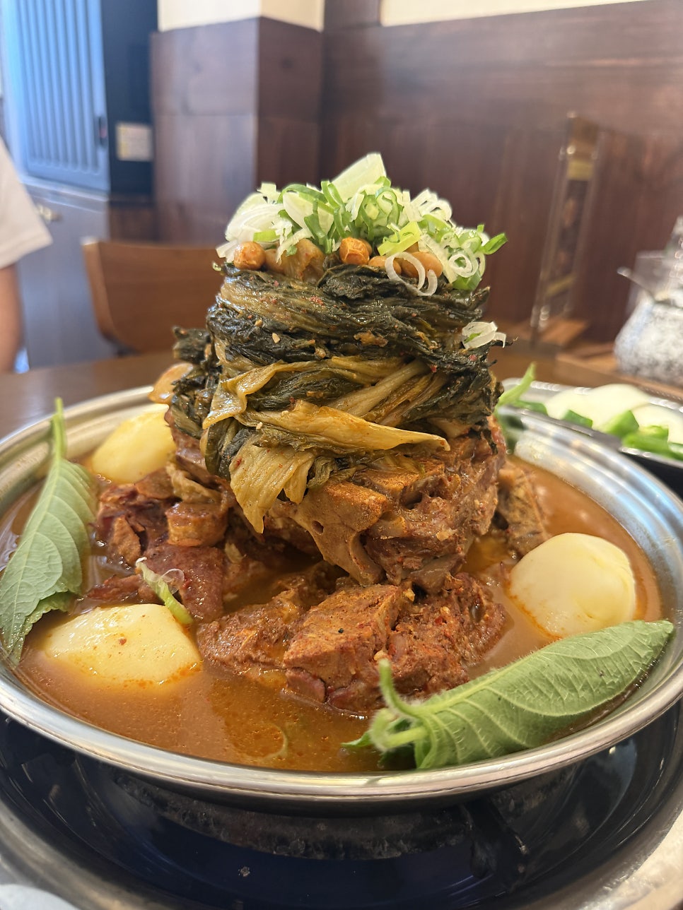 Haejuban, Dangsan: Clean, Hearty Gamjatang Under a Tower of Greens