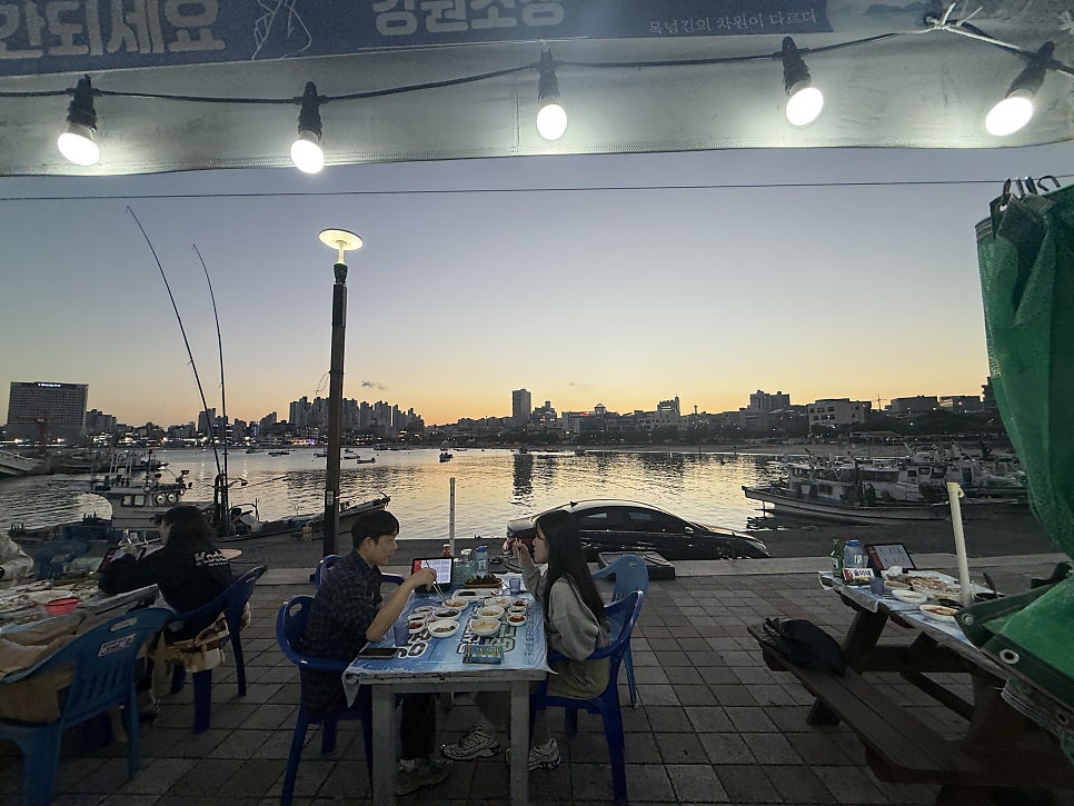 Boats on the water right in front of the tables