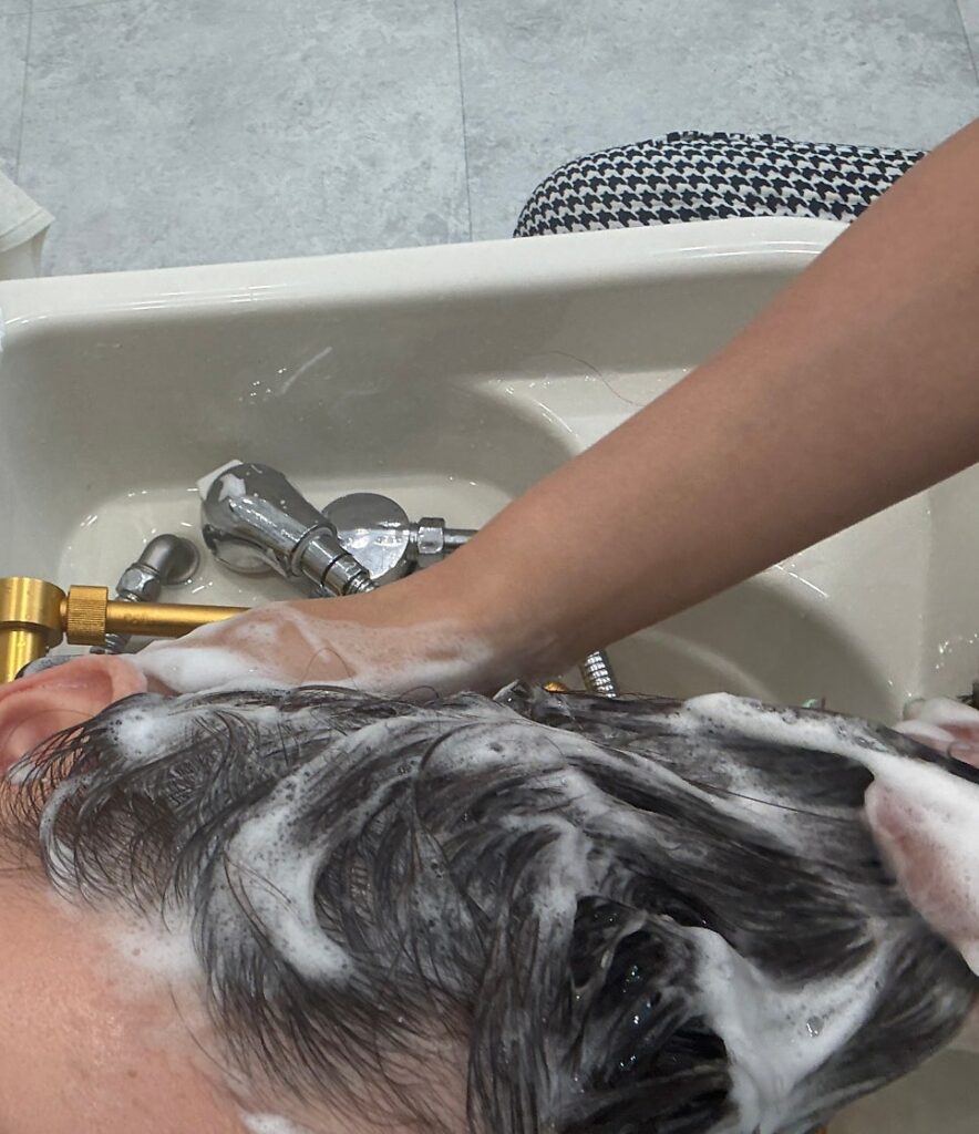 Gentle scalp cleansing at the shampoo station