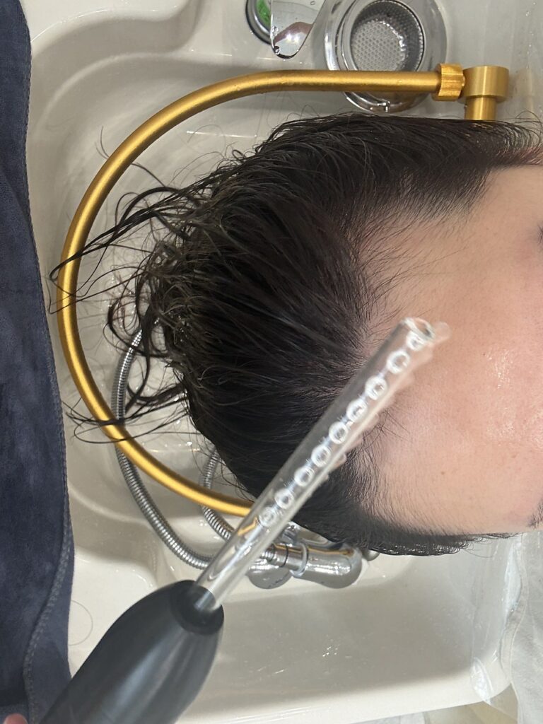 Device helping the scalp ampoule absorb