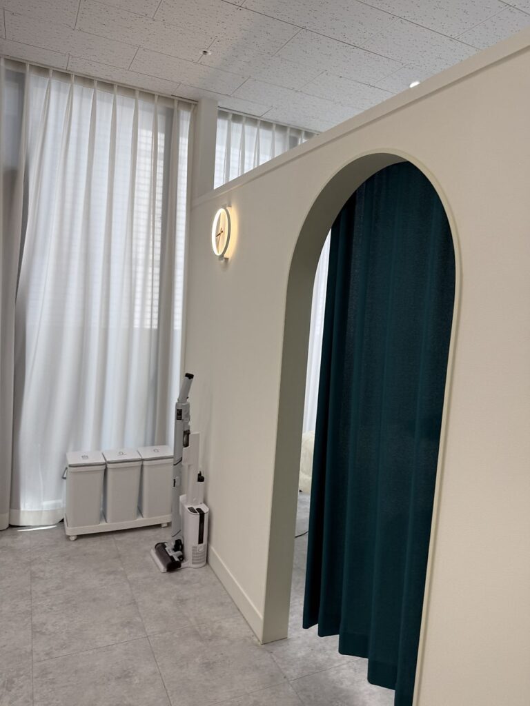 Arched doorway with a curtain at IOR Dangsan