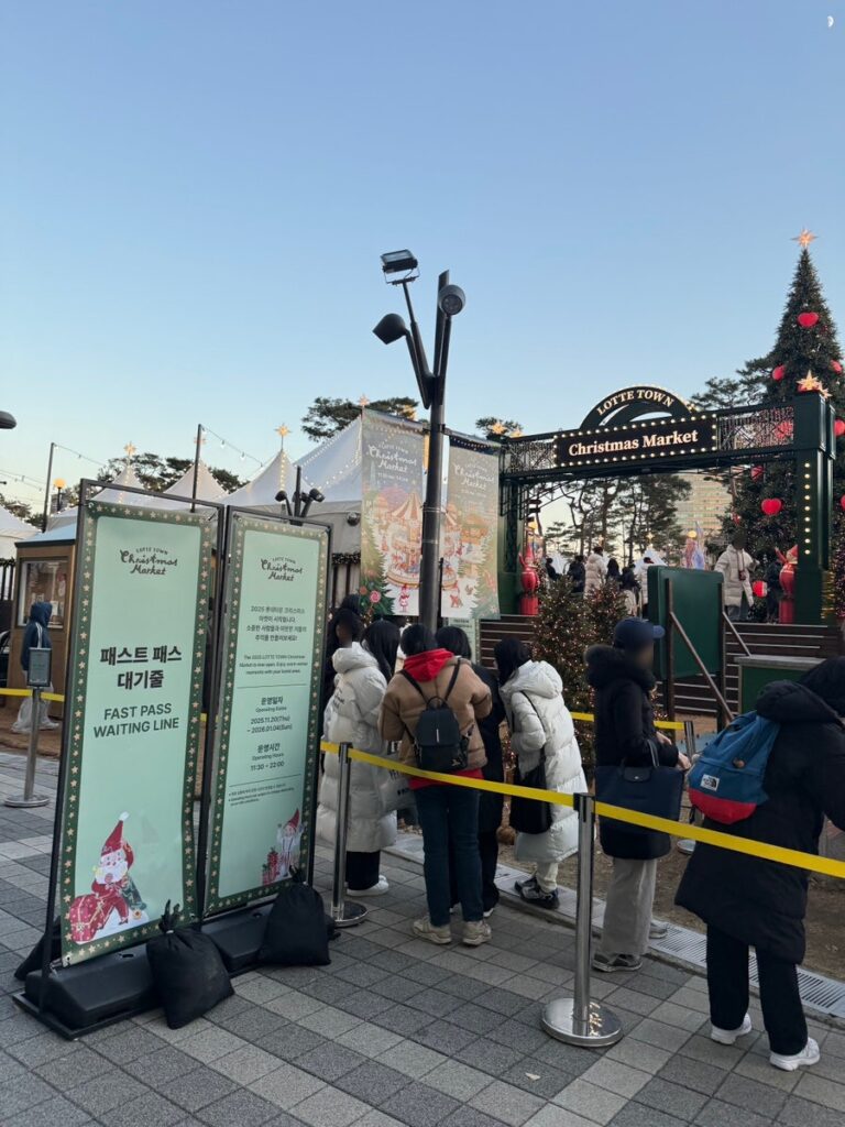Fast Pass and regular waiting lines at the market entrance