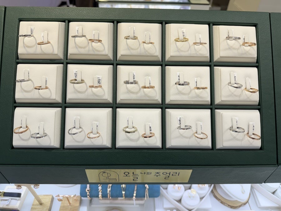 Tray of couple rings in gold, rose gold and white gold