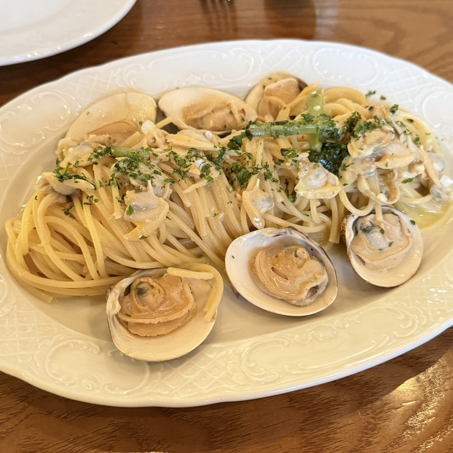 Vongole spaghetti piled with large clams