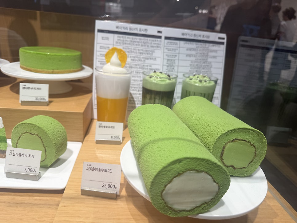 Green tea roll cakes and matcha cake in the display case