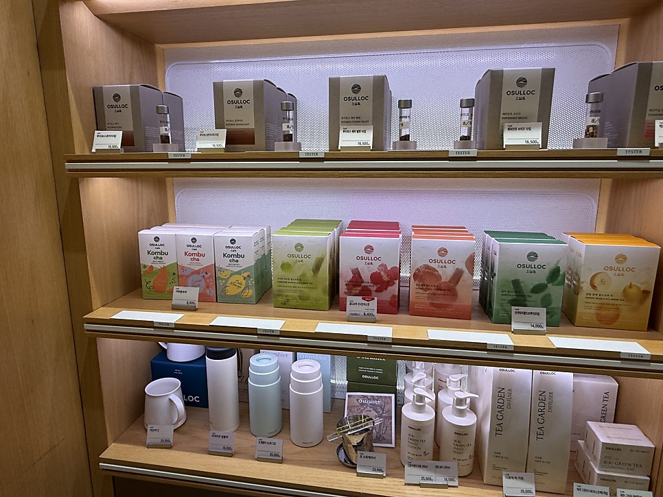 Tea boxes and tumblers on the shelves