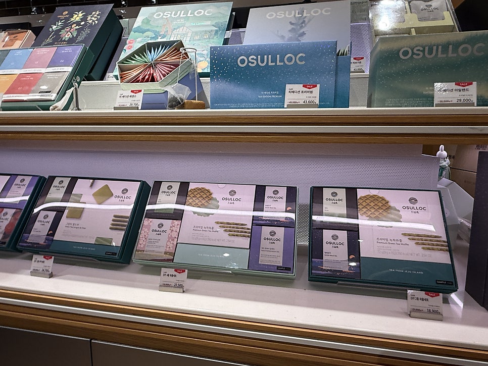 Osulloc gift boxes lined up on two shelves