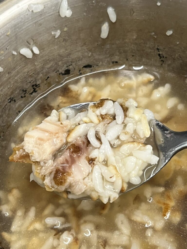 Scorched-rice soup with flakes of grilled fish