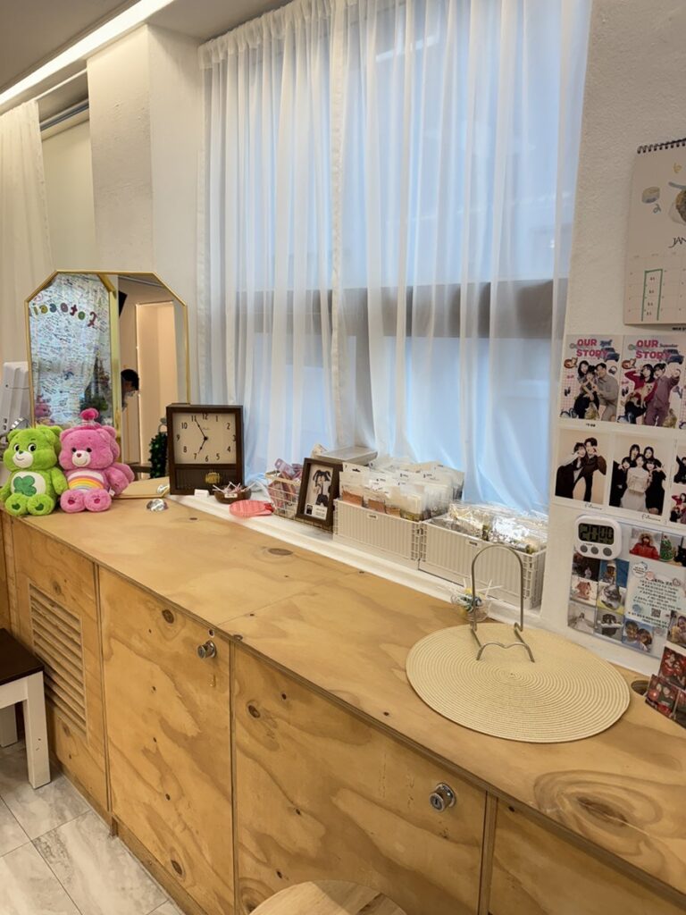 Wooden counter lounge with a clock and props by the window