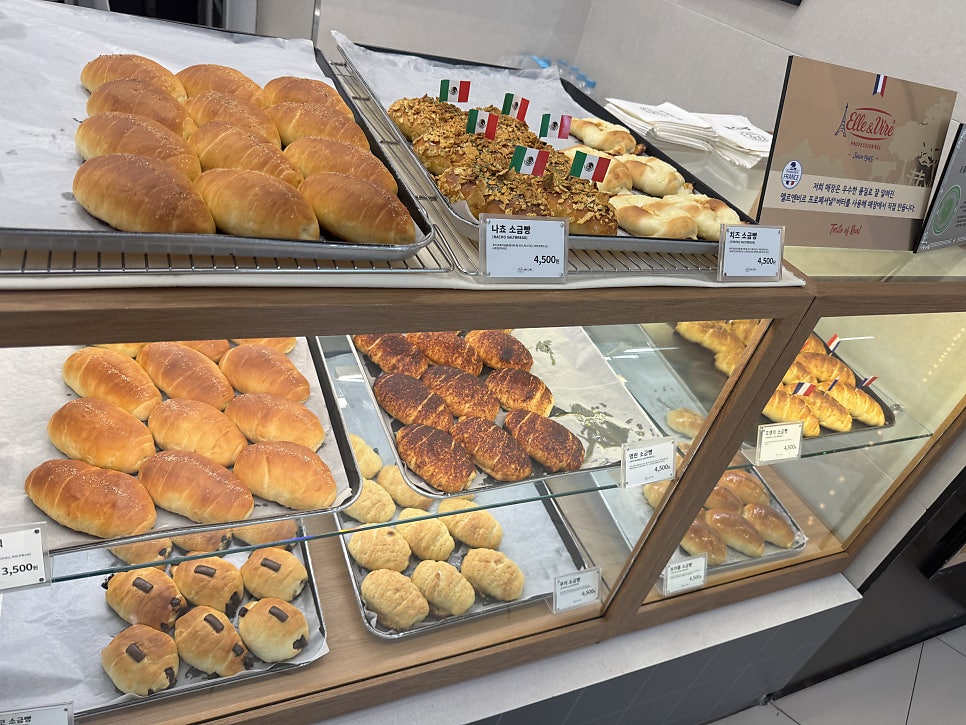 Trays of freshly baked salt bread at Shiopanya