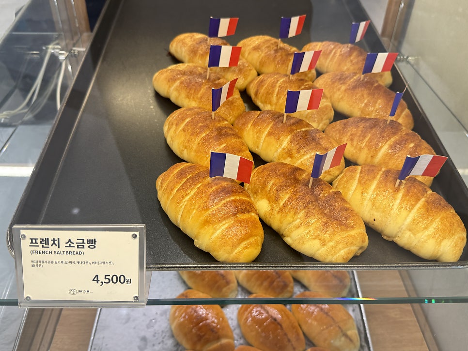 Salt breads marked with French and Mexican flags