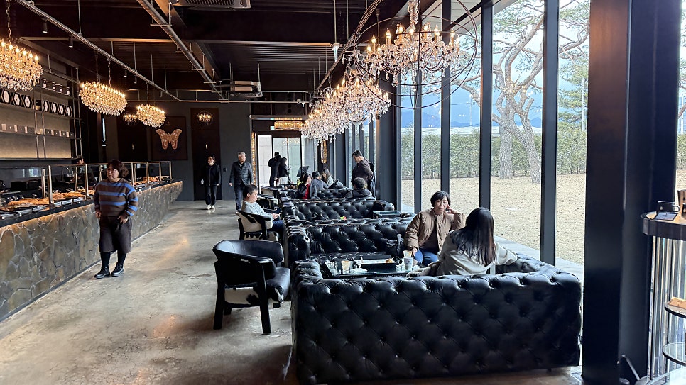 Chandeliers and leather sofas in Soul Roastery BLACK