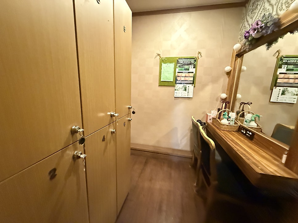 Powder room for freshening up after the treatment