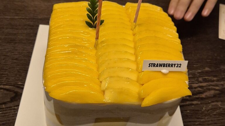 Strawberry32, Yeonnam: The Fresh Mango Cake My Whole Family Went Back For