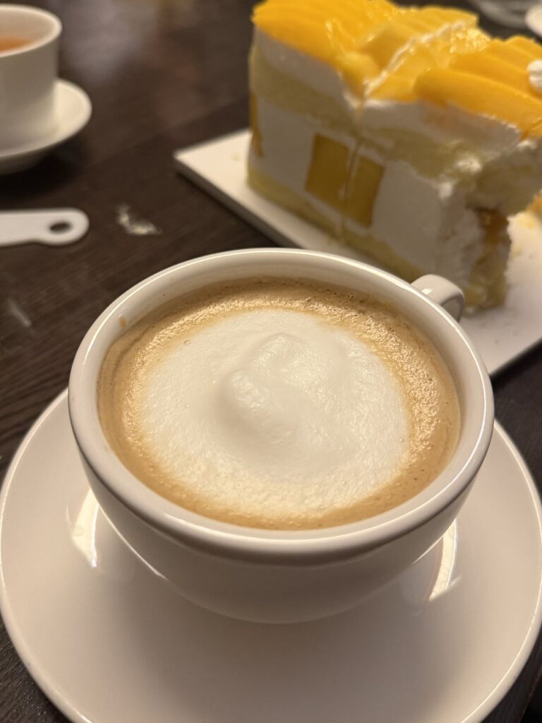 Mango cake with a cappuccino
