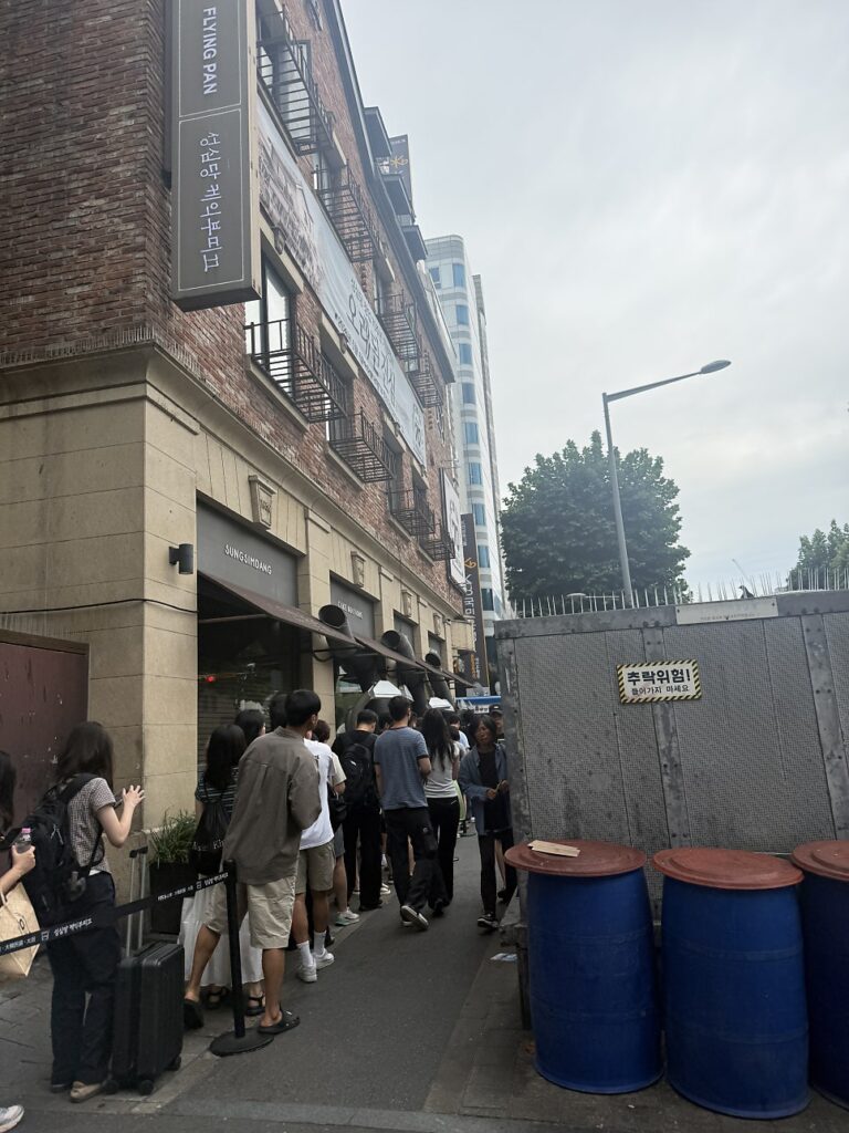 Long line outside Sungsimdang Cake Boutique main store