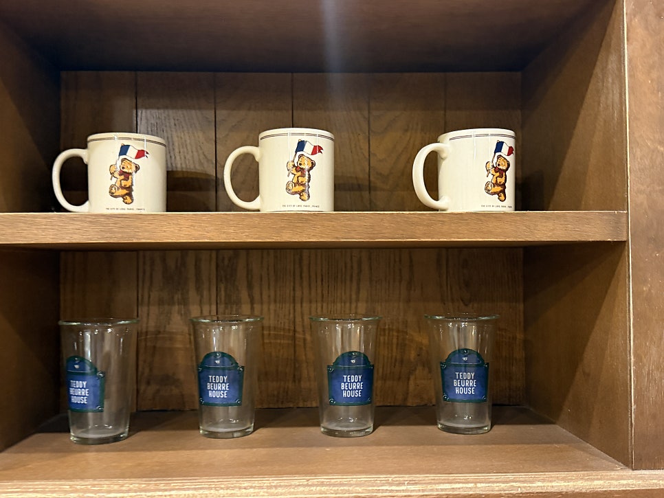 Teddy bear illustrations and cups