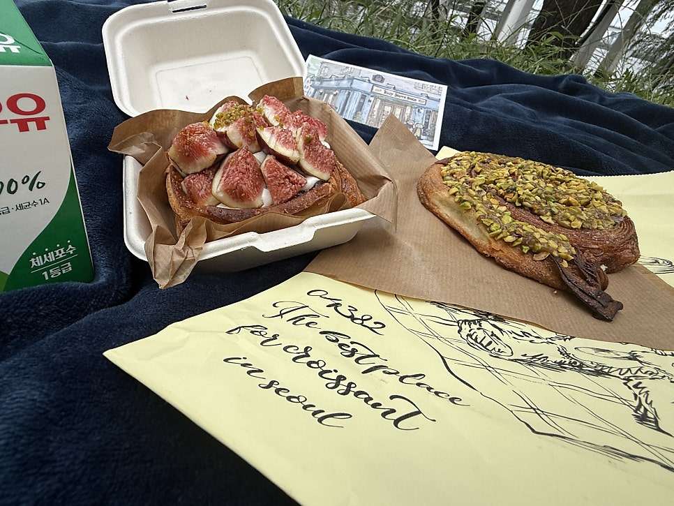 Picnic with pastries at Yeouido Hangang Park