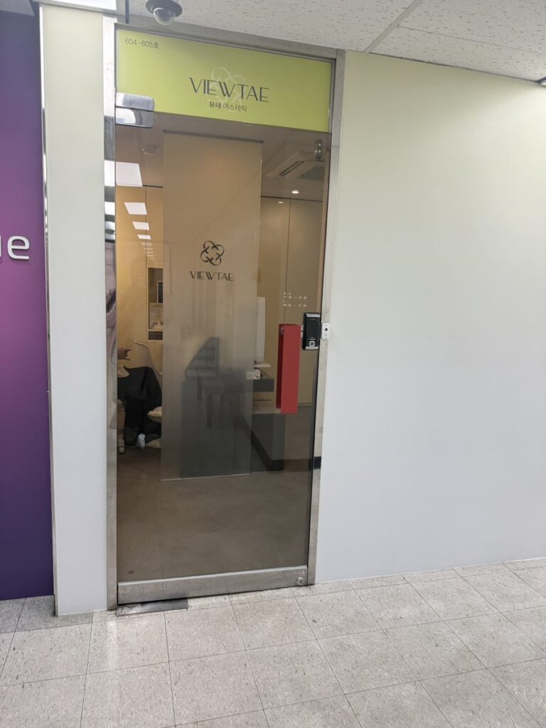 Glass entrance door of Viewtae Esthetic